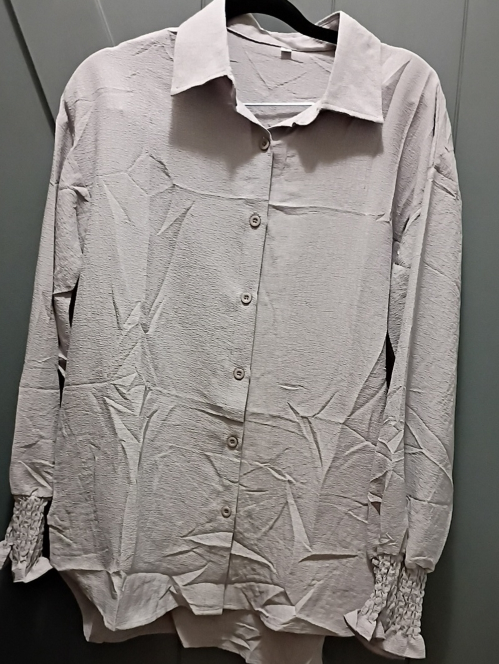 Classic Long-Sleeve Button-Up Shirt in Light Beige Oversized Small
